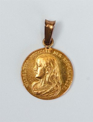 Gold medal, Birth of Wilhelmina 1880, in gold. Pendant is base metal. Total weight 4.7 grams.