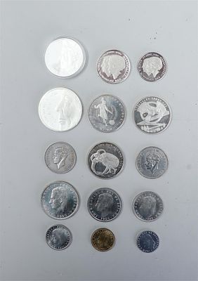 Collection of various coins, including those with the Foot theme, in silver among others.
