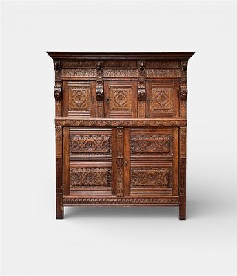Oak Dutch renaissance cabinet with five doors, Flanders, 17th century.
180 x 150 x 65 cm. Oak 