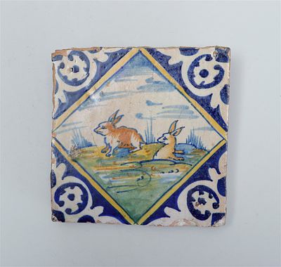 A polychrome Delft square tile, decorated with two hares, circa 1600.
14 x 13,5 cm. A 