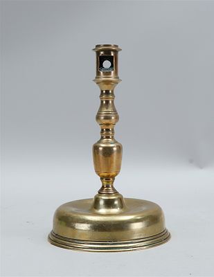 Large brass candlestick. Spain, circa 18th century.
H. 24 cm. Large brass candlestick. Spain 