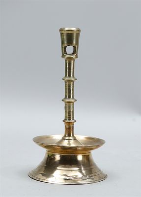 Copper candlestick with four knobs. Flanders or the Netherlands, 1500–1600.
H. 20,5 cm. Copper 