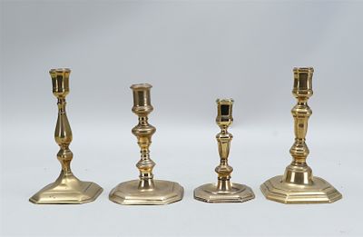 A lot of (4) copper candlesticks, Holland 17th and 18th century. H.: 18 cm., and smaller.