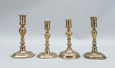 A lot of (4) copper candlesticks, Holland 17th and 18th century. H.: 18 cm., and smaller.
18 