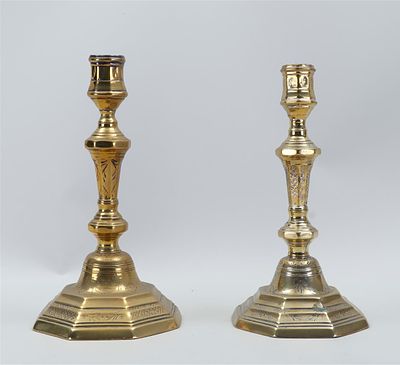 A lot of (2) 18th century Dutch candlesticks with engraving. H.: 24 cm.