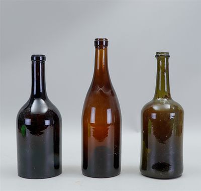 A lot consisting of (3) bottles with a deep punt. early 19th century.