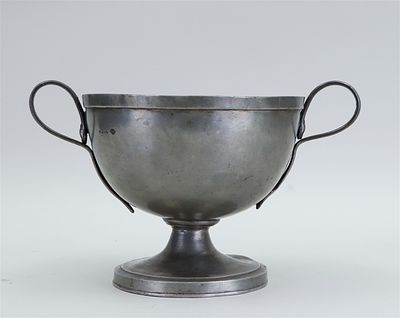 A pewter goblet with large handles, ca. 1800. H.: 17 x Diam.: 18.5 cm.