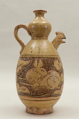 A Tang-style earthenware jug. China, 19th/20th century.
H. 32 cm. A Tang-style earthenware jug. 