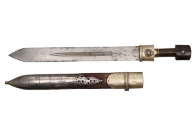 Кинжал с ножнами, Турция, 19 век. Длина в ножнах 59,5 см; длина клинка 41,8 см; ширина клинка у 