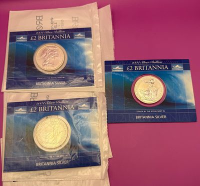Three Brilliant Uncirculated 2004 Royal Mint &pound;2 Britannia Coins in Cards One Ounce Fine 