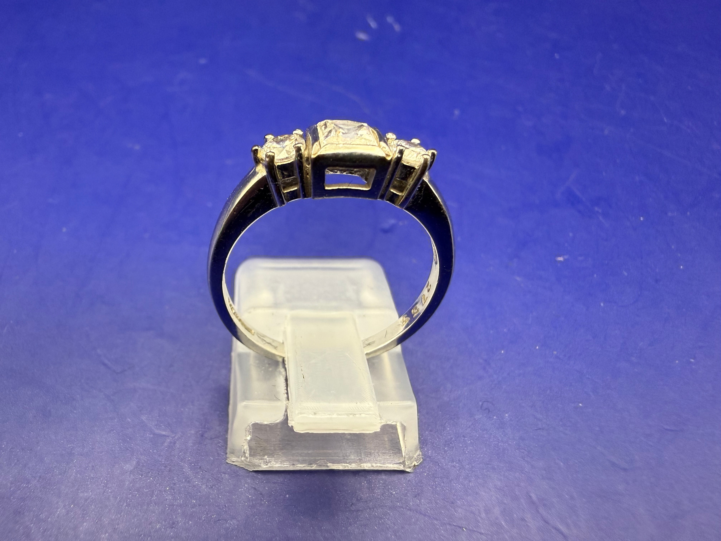 9ct 375 White Gold Three Stone Cubic Zirconia Ring Approx 2.73g total