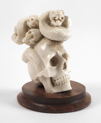 Memento Morineuzeitlich, Hirschhorn beschnitzt, figürliche Tischzier aus menschlichem Schädel