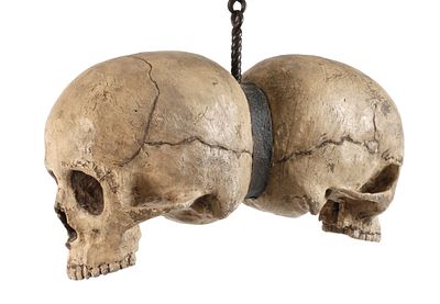 Memento Mori Doppelschädel datiert 1768, Holz geschnitzt, kreidegrundiert und farbig gefasst, an