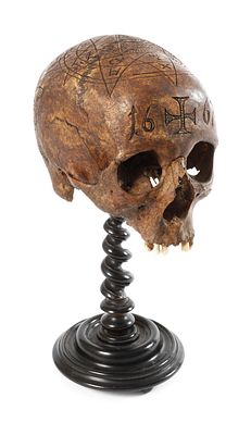 Barocker Schwurschädeldatiert 1667, menschliche Schädelkalotte mit Resten des Zahnbesatzes, das