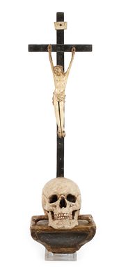 Memento Mori19. Jh., Holz geschnitzt, gestuckt, farbig gefasst und goldbronziert, Kruzifix mit