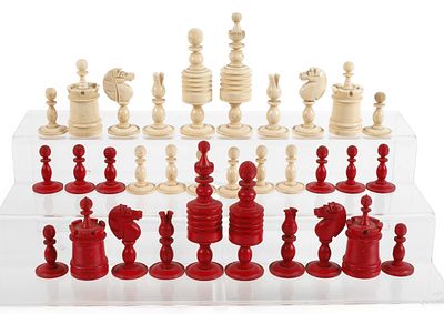 SchachspielEnde 19. Jh., Knochen gedrechselt und beschnitzt, teils rot gefasst, kompletter