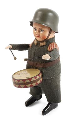 Schuco Tanzfigur als Reichswehrsoldat mit Trommelum 1940, gemarkt Schuco Patent und Made in