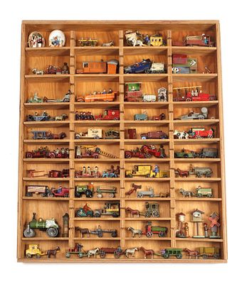 Sammlung Miniatur-Spielzeug im SetzkastenSeiffen/Erzgebirge, meist 1. Hälfte 20. Jh., Holz