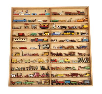 Sammlung Miniatur-Spielzeug im SetzkastenSeiffen/Erzgebirge, meist 1. Hälfte 20. Jh., Holz