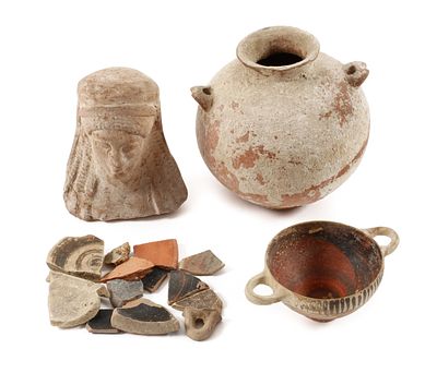 Sammlung Ausgrabungenunbestimmten Alters, Terrakotta und Keramik, teils farbig gefasst, dabei 