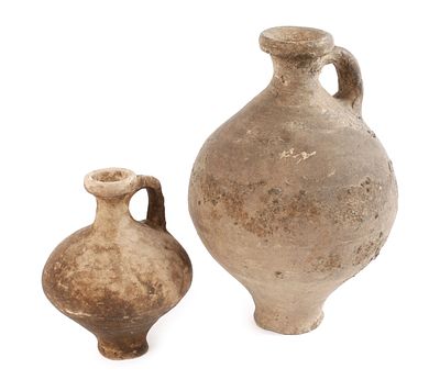 Zwei Amphorenunbekannten Alters, wohl römisch, helles Steinzeug, stark gebauchte Henkelkannen 
