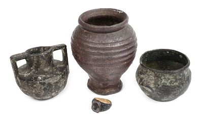 Drei antike Gefäßeunbestimmten Alters, Irdenware, kleine Urne mit profilierter Wandung über 