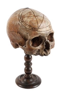 Barocker Schwurschädelwohl 18. Jh., menschliche Schädelkalotte, das Dach graviert mit 