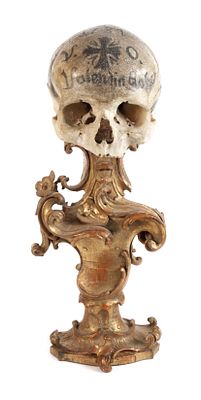 Barocker Schädeldatiert 1781, menschliche Schädelkalotte, das Dach monogrammiert V.O. und 