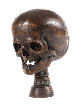 Memento Mori 19. Jh., Wurzelholz beschnitzt, dunkel gebeizt, kleine Tischzier in Form eines 