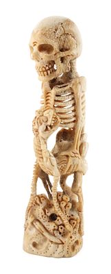 Memento MoriAnfang 20. Jh., Hirschhorn qualitätvoll beschnitzt, vollplastisch und detailreich 