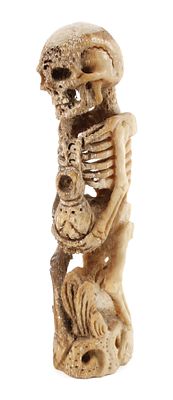 Memento MoriAnfang 20. Jh., Hirschhorn qualitätvoll beschnitzt, vollplastisch und äußerst 