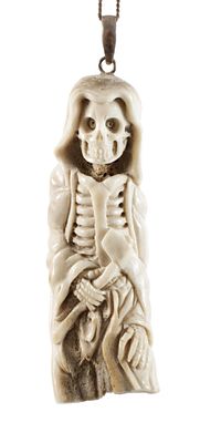 Memento Mori als Anhänger20. Jh., Hirschhorn beschnitzt, plastisch gestalteter Sensenmann an 