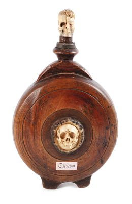 Bocksbeutelflasche19./20. Jh., bezeichnet Toxicum, Laubholz gedrechselt, Zierteile in morbider 