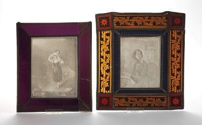 Zwei LithophanienEnde 19. Jh., ungemarkt, Biskuitporzellan, figürliche Darstellung einer jungen 