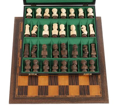 Schachspiel1. Hälfte 20. Jh., Nadelholz beschnitzt, teils dunkel gebeizt, figürlich gearbeitete 