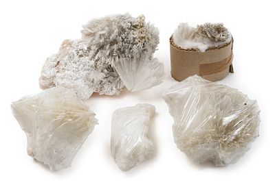 Konvolut Skolezite/Indienfünf Stufen des seltenen Silikats, für das Mineral recht große nadelige 