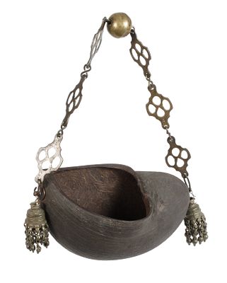 Zierobjekt Coco de Mer20. Jh., mittig geteilte Seychellennuss, an Gliederkette aus Messing 