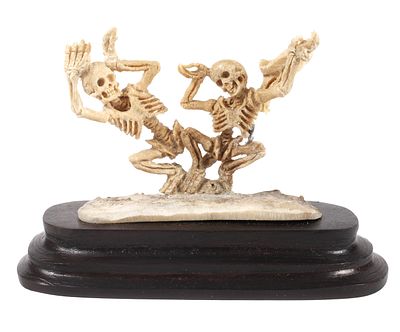 Tischzier Memento Mori. Tischzier Memento Mori 20. Jh., Hirschhorn aufwendig beschnitzt, auf 