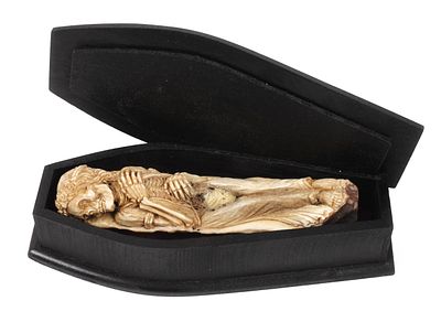 Memento Mori. Memento Mori neuzeitlich, Hirschhorn beschnitzt und ebonisiertes Weichholz 