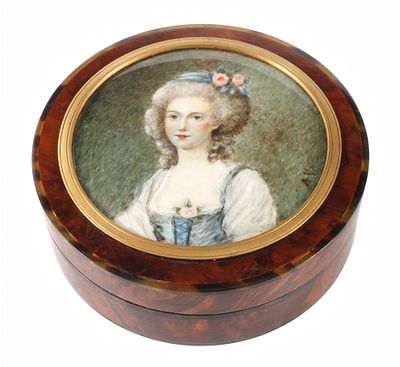 Feine barocke Runddose. Feine barocke Runddose wohl 18. Jh., flaches Modell aus Wurzelbirke 