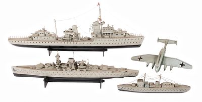 Drei Modell-Kriegsschiffe und Flugzeug. Drei Modell-Kriegsschiffe und Flugzeug um 1940 