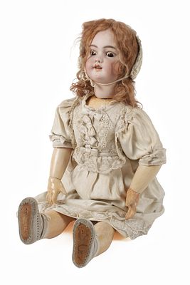 Gro&szlig;e Porzellankopfpuppe mit Zugstimme. Gro&szlig;e Porzellankopfpuppe mit Zugstimme wohl Simon und 