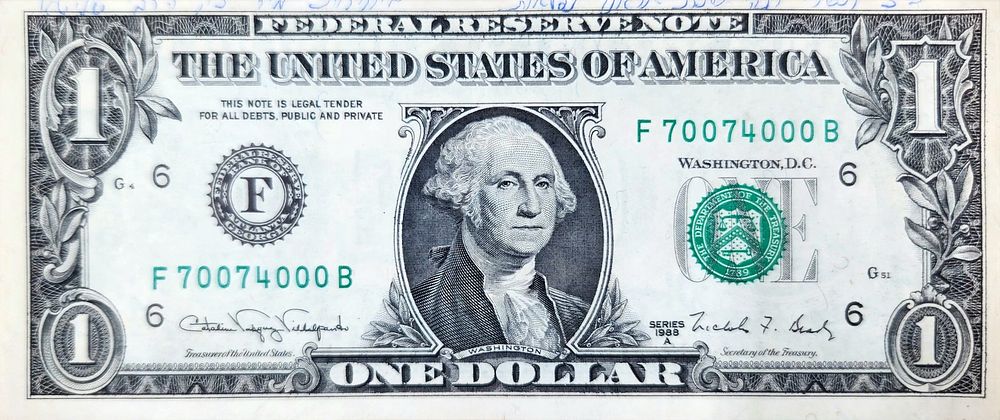 שטר דולר מידיו הקדושות של הרבי -כ"ז תשרי תשנ"א ביחידות מיד כ"ק הרבי שליט"א. בראש השטר רשם המקבל- 