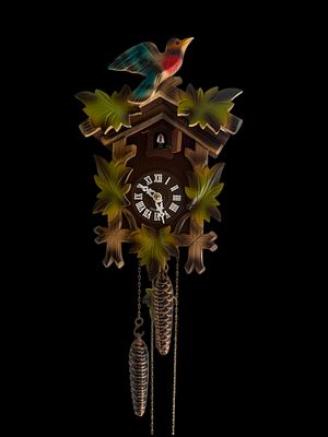 Orologio a cucù tradizionale. Legno intagliato/dipinto, foglie e uccellino colorato, pendolo a