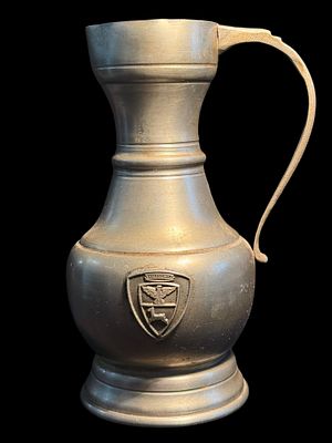 Brocca antica in peltro. Brocca antica, dettagli raffinati, base solida, patina originale
