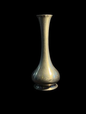 Vaso in Peltro “Zinn”. Vaso peltro, collo lungo, base rialzata, marchio “Zinn” fondo, XX sec.