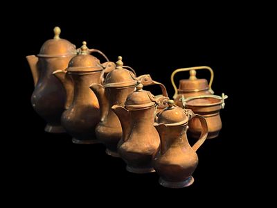 Set di Antiche Caffettiere e Teiere in Rame. 6 caffettiere/teiere + 2 recipienti, rame/ottone