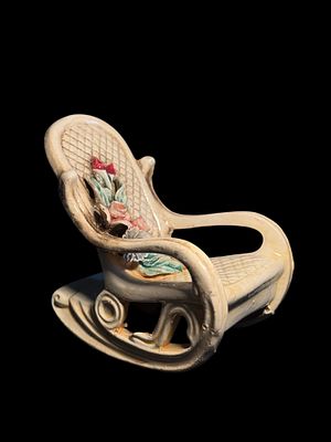 Sedia a Dondolo in Ceramica Decorata. Miniatura ceramica, fiori rilievo dipinti a mano