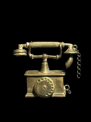 Miniatura telefono antico in metallo. Miniatura telefono, disco rotante, dettagli incisi, catena