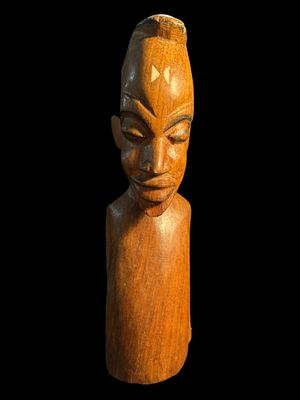 Scultura artigianale in legno testa geometrica. Figura umana stilizzata, legno massello, testa